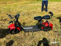 Colisão entre carro e moto elétrica deixa mulher ferida na Av. Irio Manganeli