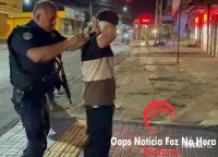 Rapaz quis impor respeito na quebrada e volta “armado até os dentes” no bairro Três Lagoas após acidente, mas com uma pistola de brinquedo