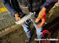 Rapaz quis impor respeito na quebrada e volta “armado até os dentes” no bairro Três Lagoas após acidente, mas com uma pistola de brinquedo