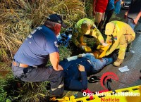 Colisão entre dois carros e uma motocicleta deixa duas pessoas gravemente feridas na Av. Gramado