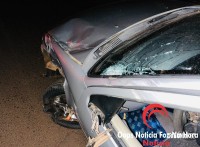 Colisão entre dois carros e uma motocicleta deixa duas pessoas gravemente feridas na Av. Gramado