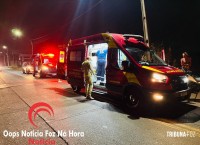 Colisão entre dois carros e uma motocicleta deixa duas pessoas gravemente feridas na Av. Gramado