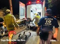 Colisão entre dois carros e uma motocicleta deixa duas pessoas gravemente feridas na Av. Gramado