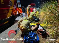 Colisão entre dois carros e uma motocicleta deixa duas pessoas gravemente feridas na Av. Gramado