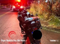 Colisão entre dois carros e uma motocicleta deixa duas pessoas gravemente feridas na Av. Gramado