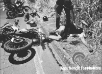 Colisão entre dois carros e uma motocicleta deixa duas pessoas gravemente feridas na Av. Gramado