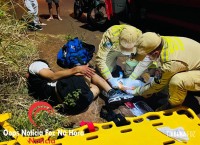 Colisão entre dois carros e uma motocicleta deixa duas pessoas gravemente feridas na Av. Gramado