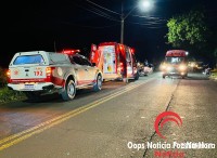 Colisão entre dois carros e uma motocicleta deixa duas pessoas gravemente feridas na Av. Gramado