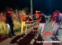 Colisão entre dois carros e uma motocicleta deixa duas pessoas gravemente feridas na Av. Gramado