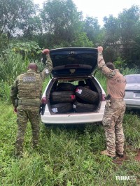 PF e BPFRON apreendem veículo e dezenas de pneus contrabandeados do Paraguai em Foz do Iguaçu