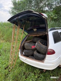 PF e BPFRON apreendem veículo e dezenas de pneus contrabandeados do Paraguai em Foz do Iguaçu