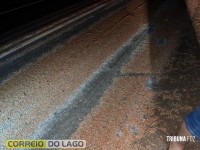 Carga de sorgo na pista provoca capotamento e deixa casal ferido entre Santa Helena e Entre Rios do Oeste