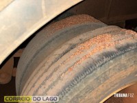 Carga de sorgo na pista provoca capotamento e deixa casal ferido entre Santa Helena e Entre Rios do Oeste