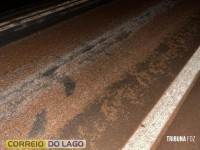 Carga de sorgo na pista provoca capotamento e deixa casal ferido entre Santa Helena e Entre Rios do Oeste