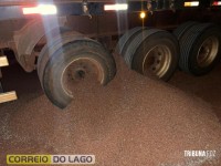 Carga de sorgo na pista provoca capotamento e deixa casal ferido entre Santa Helena e Entre Rios do Oeste