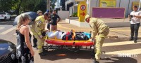 Motociclista é socorrida pelo Siate após colisão na Av. Paraná
