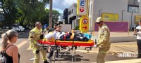 Motociclista é socorrida pelo Siate após colisão na Av. Paraná