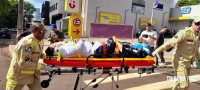 Motociclista é socorrida pelo Siate após colisão na Av. Paraná