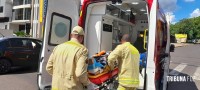 Motociclista é socorrida pelo Siate após colisão na Av. Paraná