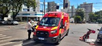 Motociclista é socorrida pelo Siate após colisão na Av. Paraná