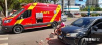 Motociclista é socorrida pelo Siate após colisão na Av. Paraná