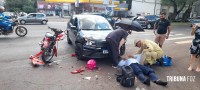 Motociclista é socorrida pelo Siate após colisão na Av. Paraná