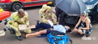 Motociclista é socorrida pelo Siate após colisão na Av. Paraná