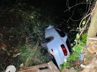 Carro desce ladeira e cai em ribanceira no Jardim Califórnia