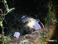 Carro desce ladeira e cai em ribanceira no Jardim Califórnia