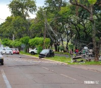 Impacto tão forte que motor é arrancado após veículo colidir em poste na Av. Garibaldi