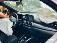 Impacto tão forte que motor é arrancado após veículo colidir em poste na Av. Garibaldi