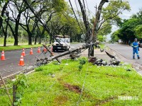 Impacto tão forte que motor é arrancado após veículo colidir em poste na Av. Garibaldi