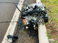 Impacto tão forte que motor é arrancado após veículo colidir em poste na Av. Garibaldi