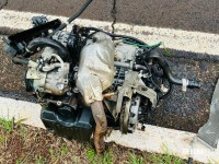 Impacto tão forte que motor é arrancado após veículo colidir em poste na Av. Garibaldi