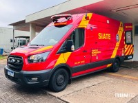 Impacto tão forte que motor é arrancado após veículo colidir em poste na Av. Garibaldi