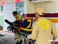 Impacto tão forte que motor é arrancado após veículo colidir em poste na Av. Garibaldi