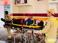 Impacto tão forte que motor é arrancado após veículo colidir em poste na Av. Garibaldi