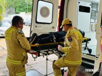 Impacto tão forte que motor é arrancado após veículo colidir em poste na Av. Garibaldi