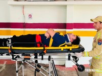 Impacto tão forte que motor é arrancado após veículo colidir em poste na Av. Garibaldi