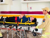 Impacto tão forte que motor é arrancado após veículo colidir em poste na Av. Garibaldi