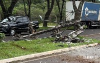 Impacto tão forte que motor é arrancado após veículo colidir em poste na Av. Garibaldi