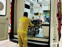 Impacto tão forte que motor é arrancado após veículo colidir em poste na Av. Garibaldi