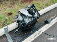 Impacto tão forte que motor é arrancado após veículo colidir em poste na Av. Garibaldi