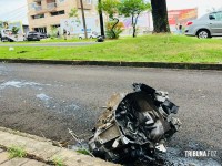 Impacto tão forte que motor é arrancado após veículo colidir em poste na Av. Garibaldi