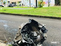 Impacto tão forte que motor é arrancado após veículo colidir em poste na Av. Garibaldi