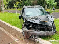 Impacto tão forte que motor é arrancado após veículo colidir em poste na Av. Garibaldi