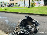 Impacto tão forte que motor é arrancado após veículo colidir em poste na Av. Garibaldi