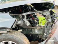 Impacto tão forte que motor é arrancado após veículo colidir em poste na Av. Garibaldi