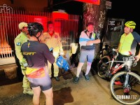 Ciclista fica ferido e sofre queda após passar sobre um buraco na via no Alto da Boa Vista