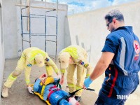 Homem corta a perna com máquina de corte em acidente de trabalho no Jardim das Oliveiras